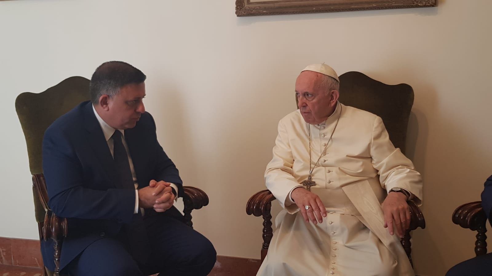 آفي غباي رئيس حزب العمل في لقاء قمة مع الحبر الأعظم البابا فرنسيس في الفاتيكان-1