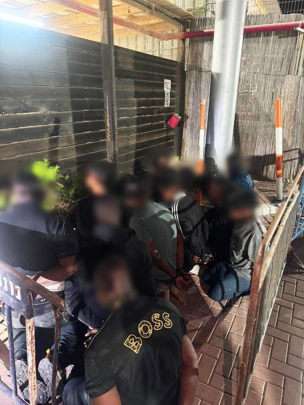 رهط: اعتقال 37 مشتبهًا لتورطهم بنزاعات عائلية، اغلاق محال وحجز مركبات-2