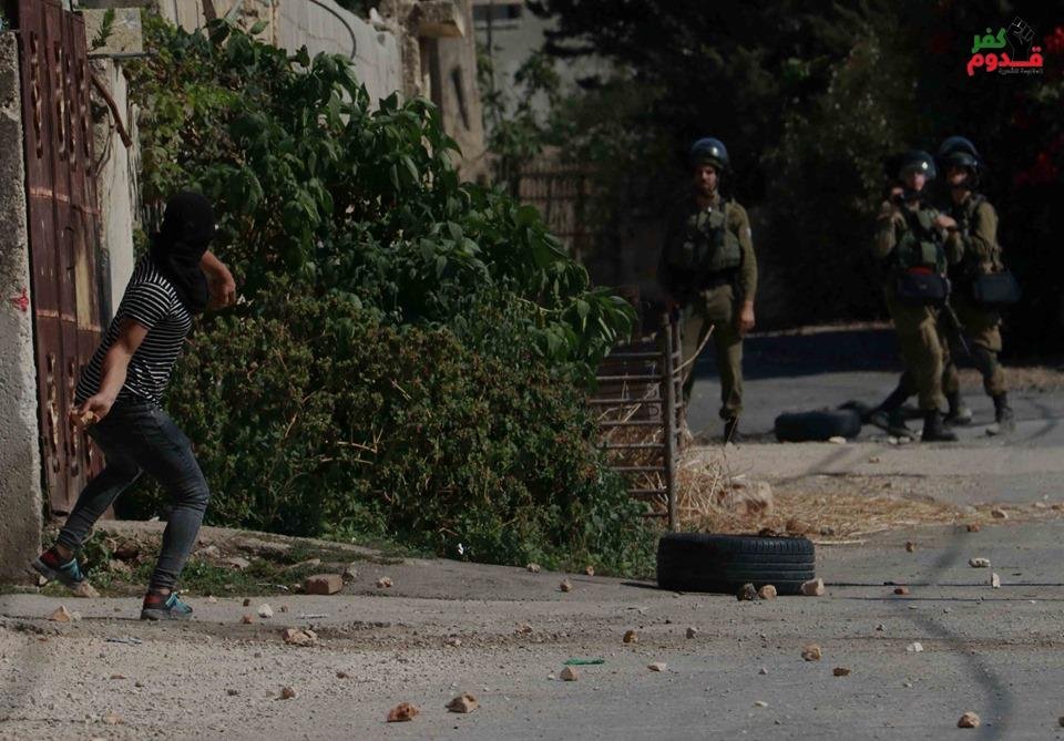 إصابة ثلاثة بجروح بينهم ناشط إسرائيلي خلال قمع جيش الاحتلال لمسيرة كفر قدوم الأسبوعية-1
