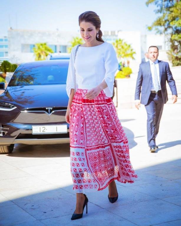 الملكة رانيا تحضر حفل تخريج الفوج الأول للدبلوم المهني-0
