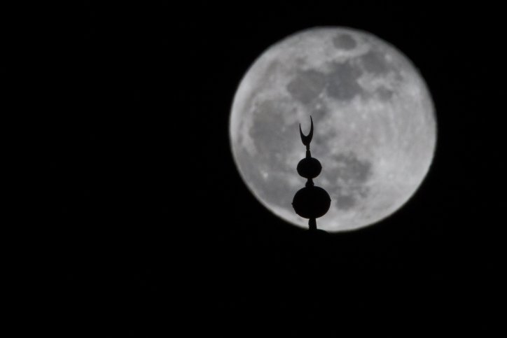 شاهدوا بالصور: القمر العملاق أضاء سماء البلاد أمس-0