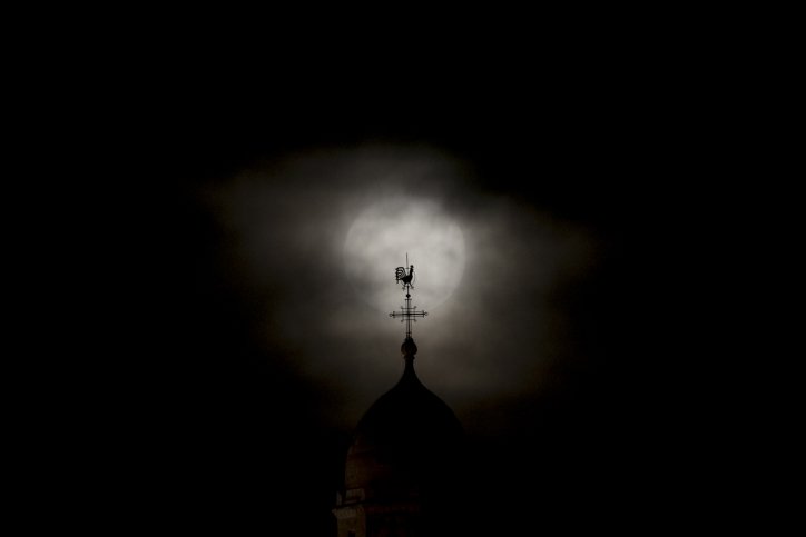شاهدوا بالصور: القمر العملاق أضاء سماء البلاد أمس-4