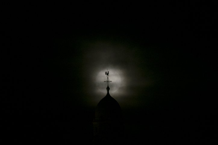 شاهدوا بالصور: القمر العملاق أضاء سماء البلاد أمس-9