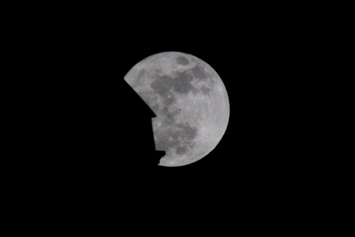 شاهدوا بالصور: القمر العملاق أضاء سماء البلاد أمس-10