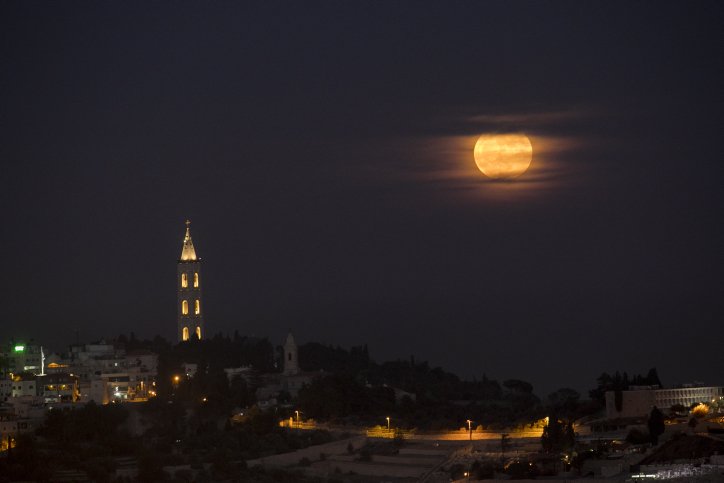 شاهدوا بالصور: القمر العملاق أضاء سماء البلاد أمس-13