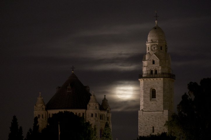 شاهدوا بالصور: القمر العملاق أضاء سماء البلاد أمس-21