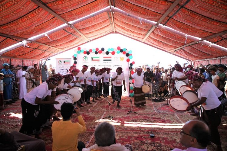 اليمن: الكويت توزع 5 قوارب صيد كبيرة ( العباري ) للصيادين المتضررين بالساحل الغربي-0