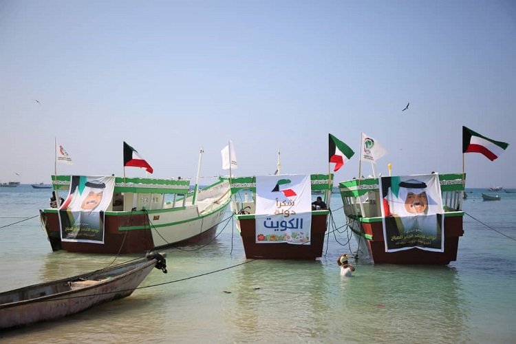 اليمن: الكويت توزع 5 قوارب صيد كبيرة ( العباري ) للصيادين المتضررين بالساحل الغربي-7