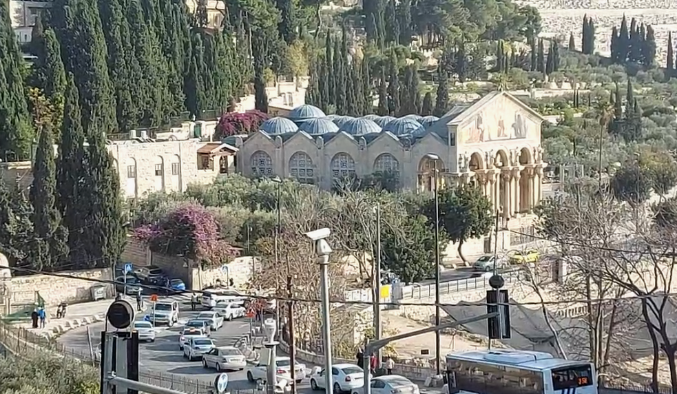 مستوطن يحاول إحراق كنيسة الجثمانية في القدس!-1