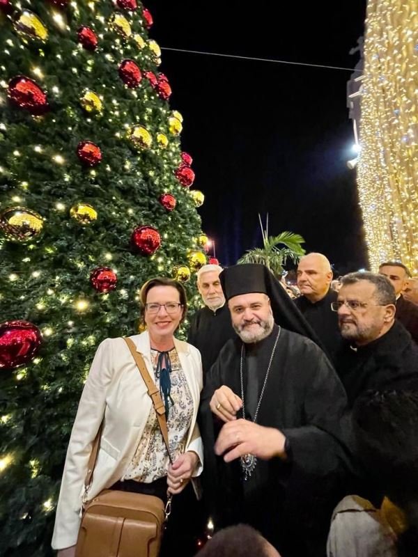 شاهدوا بالصور: اهالي حيفا يحتفلون بإضاءة شجرة الميلاد-0