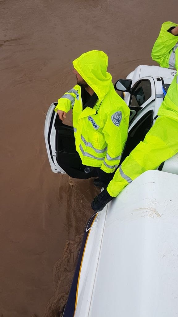 إنقاذ مركبة غرقت في مجمع مياه قرب باقة وفيها أطفال-0