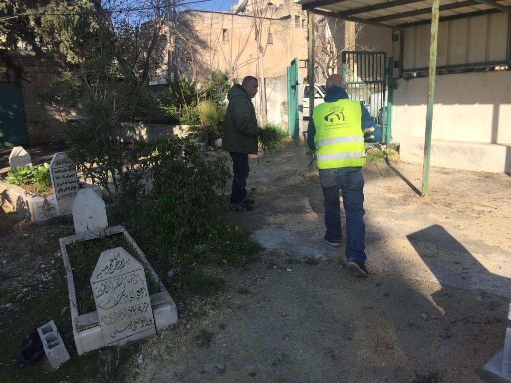 الناصرة: البلدية تقوم بتنظيف المقبرة الاسلامية قرب مستشفى الانجليزي (الهواره)-3