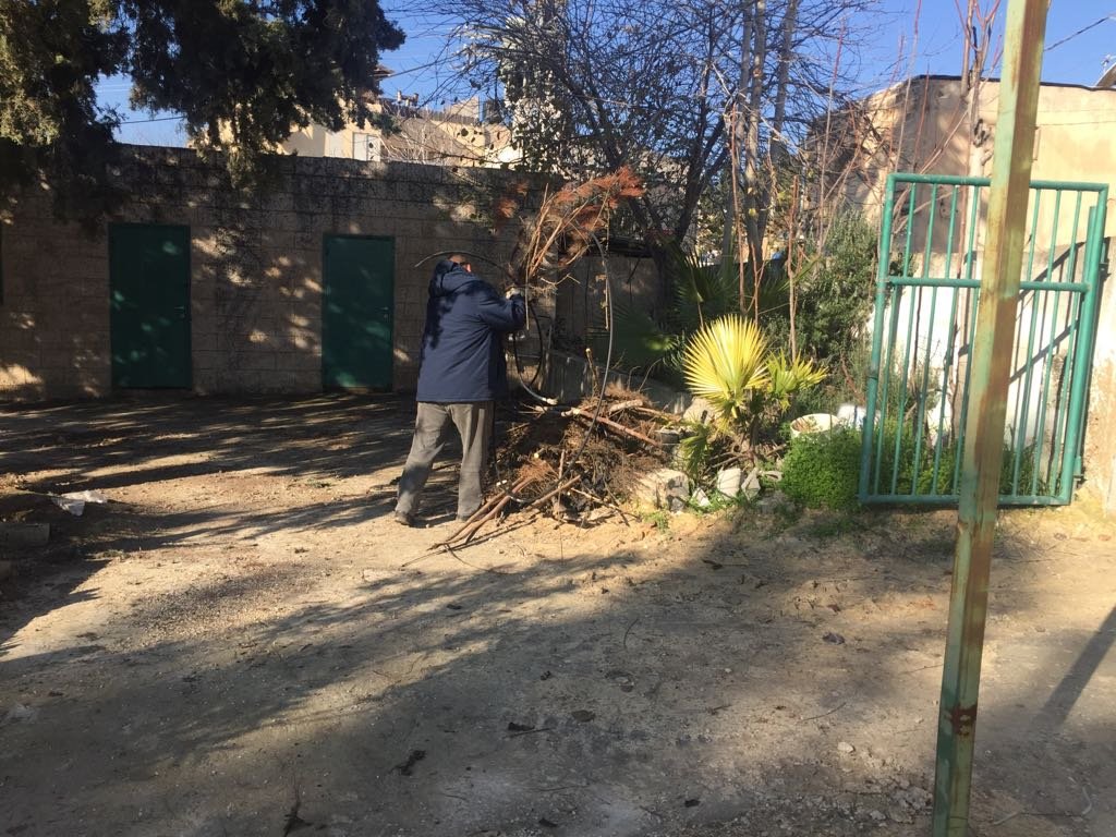 الناصرة: البلدية تقوم بتنظيف المقبرة الاسلامية قرب مستشفى الانجليزي (الهواره)-4