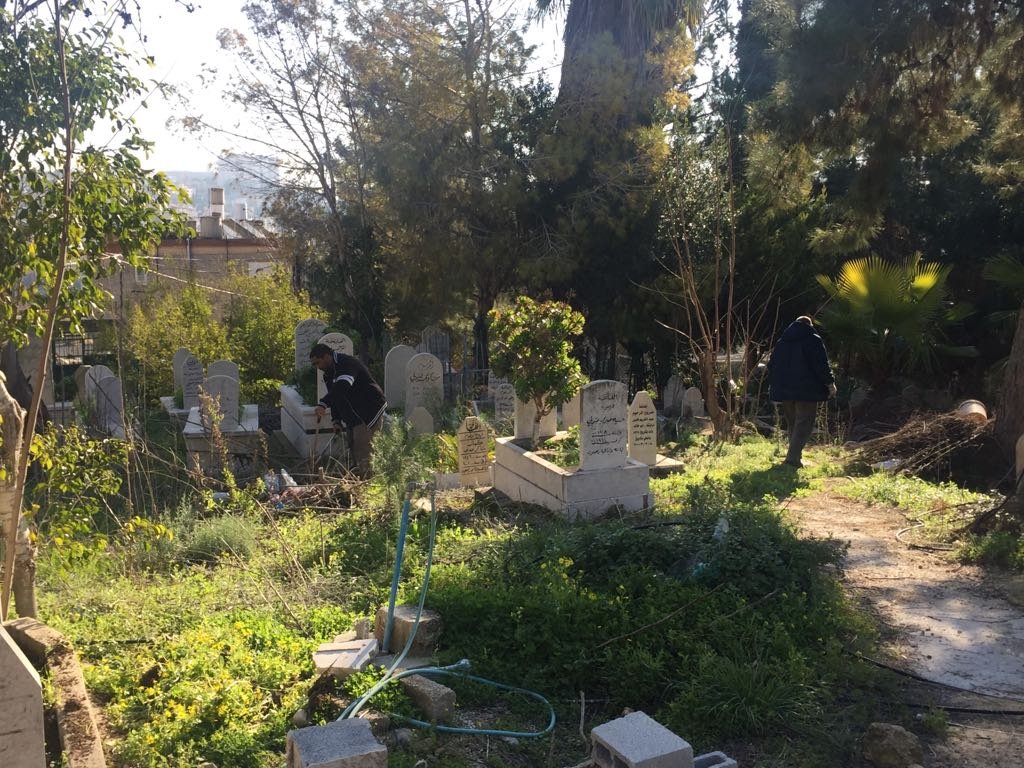الناصرة: البلدية تقوم بتنظيف المقبرة الاسلامية قرب مستشفى الانجليزي (الهواره)-8