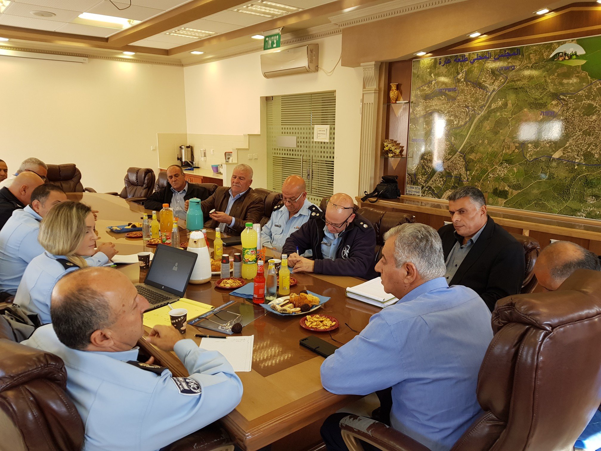 جلسة عمل بين مجلس طلعة عارة والشرطة لتعزيز سبل مكافحة العنف وفوضى السلاح -1