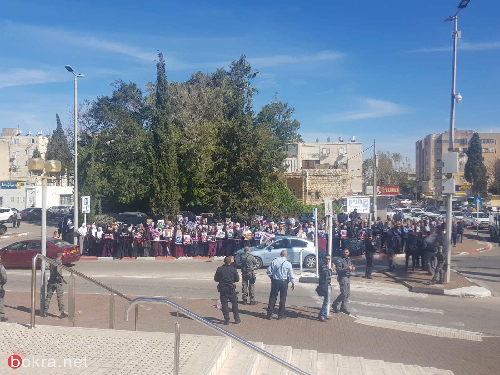 العشرات يتظاهرون أمام محكمة عكا تضامنًا مع آية خطيب-3