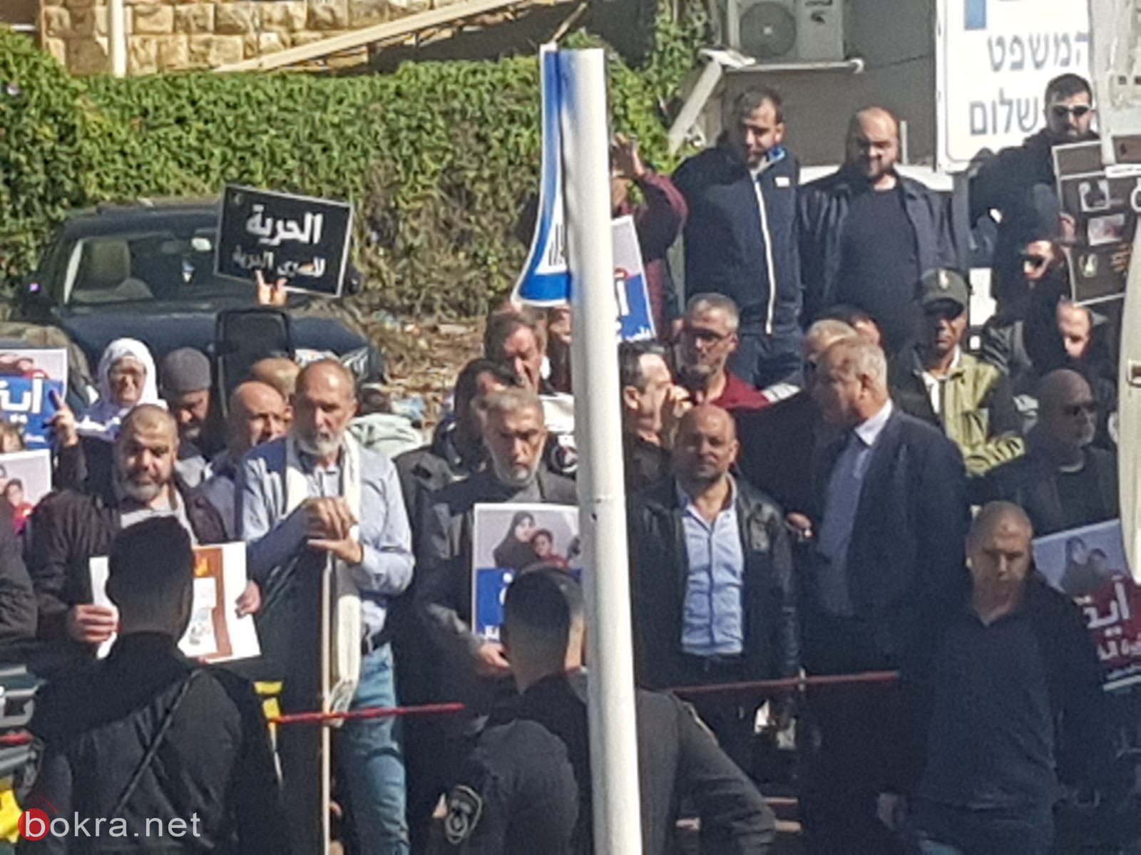 العشرات يتظاهرون أمام محكمة عكا تضامنًا مع آية خطيب-4