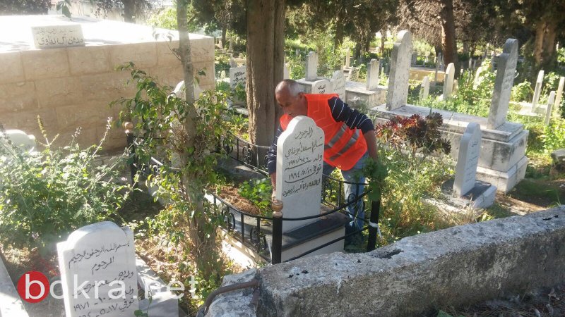 بلدية الناصرة تقوم بتنظيف المقابر-3