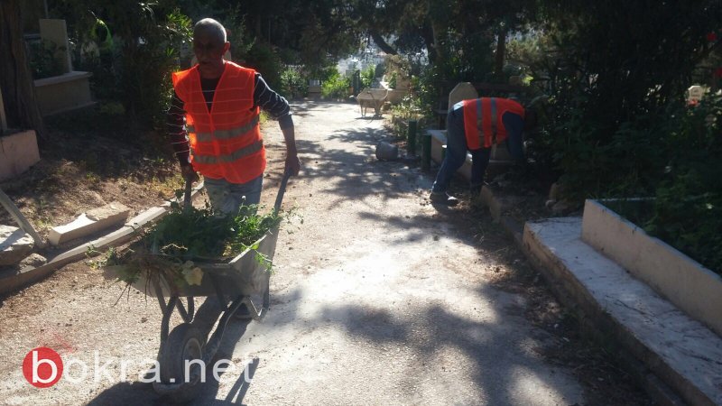 بلدية الناصرة تقوم بتنظيف المقابر-4