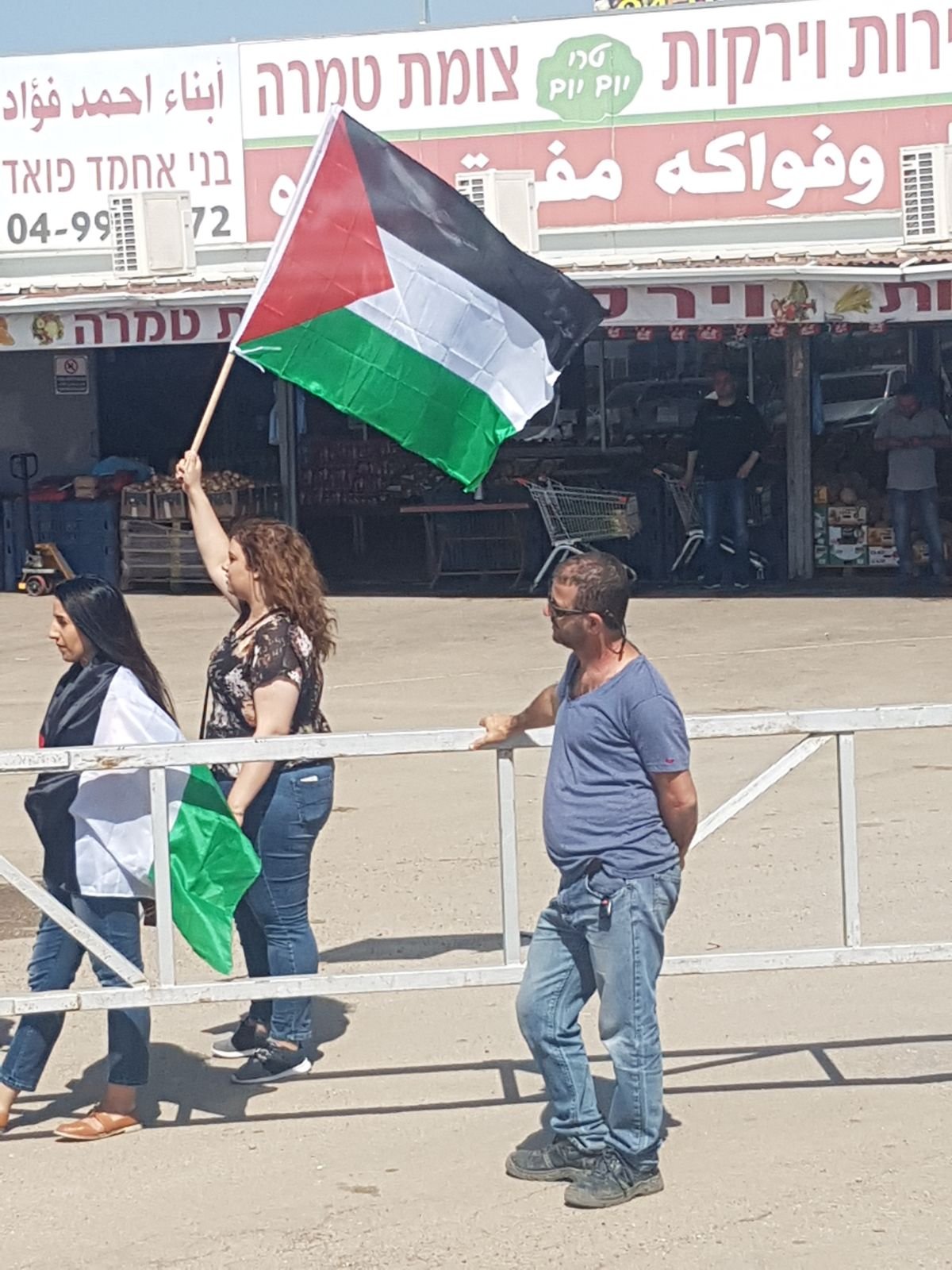 طمرة: العلم الفلسطيني يرفرف بوجه المشاركين في سباق الدراجات الايطالي-10