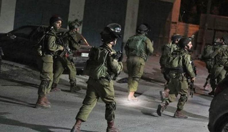 القوات الاسرائيلية تعتقل والدة المتهم بالمشاركة باطلاق النار في حاجز زعترة-1