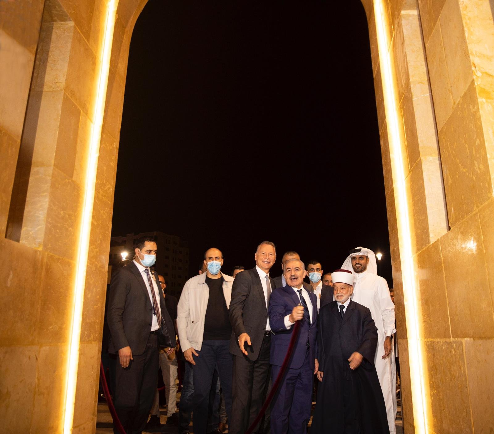 رئيس الوزراء الفلسطيني ومفتي القدس وبشار المصري يفتتحون جامع قطر في مدينة روابي-2
