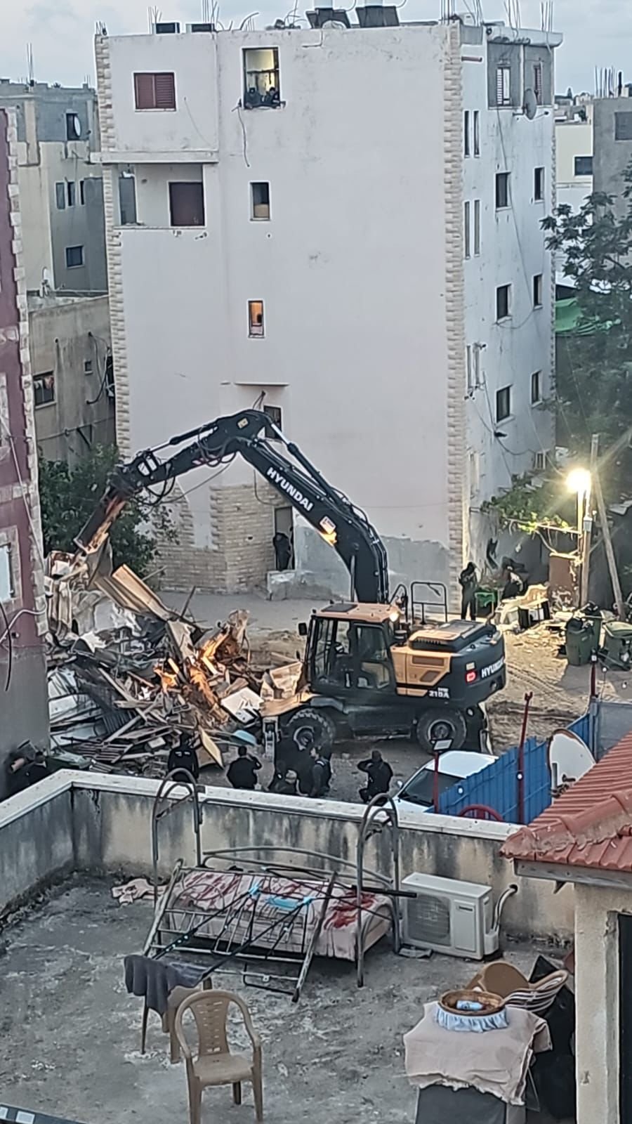هدم منزل في جسر الزرقاء بذريعة البناء دون ترخيص.-0