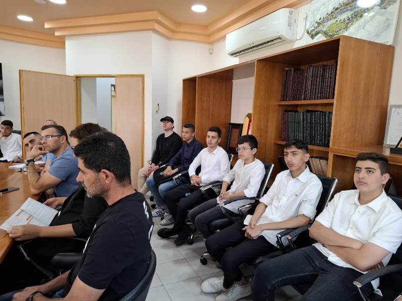 ضمن رؤية بلدية كفر قرع لتعزيز المشاركة المجتمعية: الطلاب يديرون البلدية ليوم كامل في إطار مبادرة "قيادة السلطة المحلية"-4