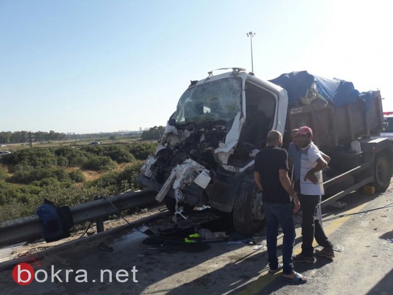 إصابة شخص من كفر قاسم بحادث مروّع بين شاحنتين على شارع 5-2