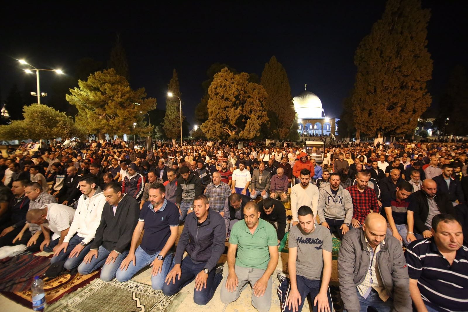 الالاف من المصلين يؤدون صلاتي العشاء والتراويح في المسجد الاقصى -2
