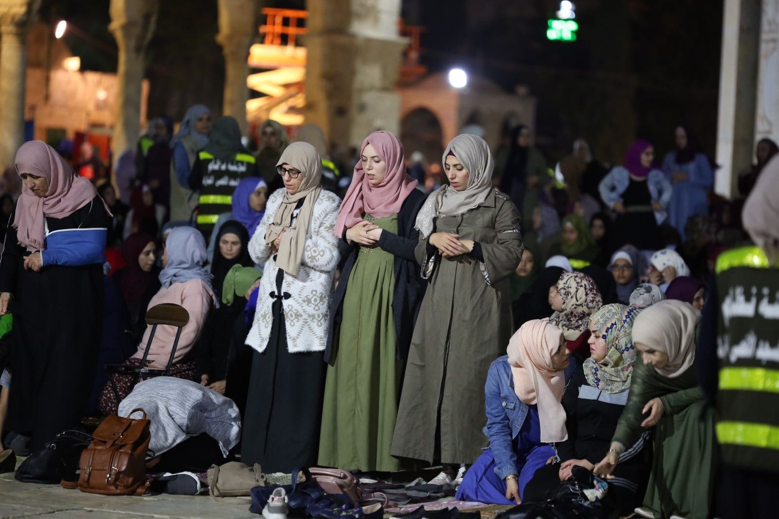 الالاف من المصلين يؤدون صلاتي العشاء والتراويح في المسجد الاقصى -3