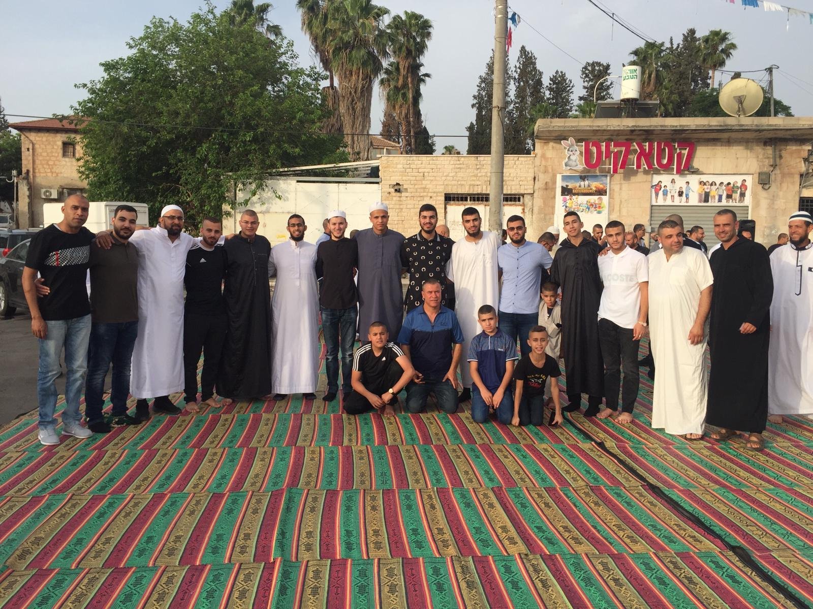اللد: عشرات في صلاة العيد بحضور رئيس البلدية-5