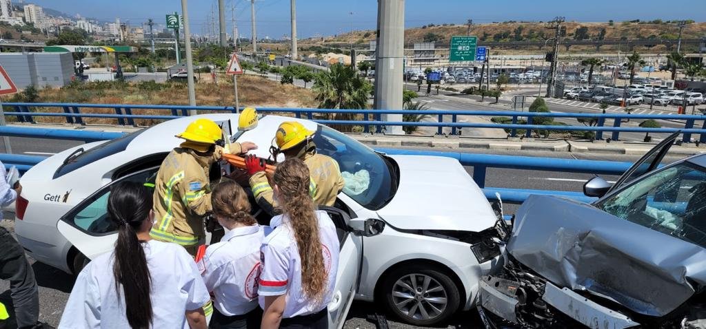 حيفا: حادث طرق بين سيارتين وتخليص عالقين-3