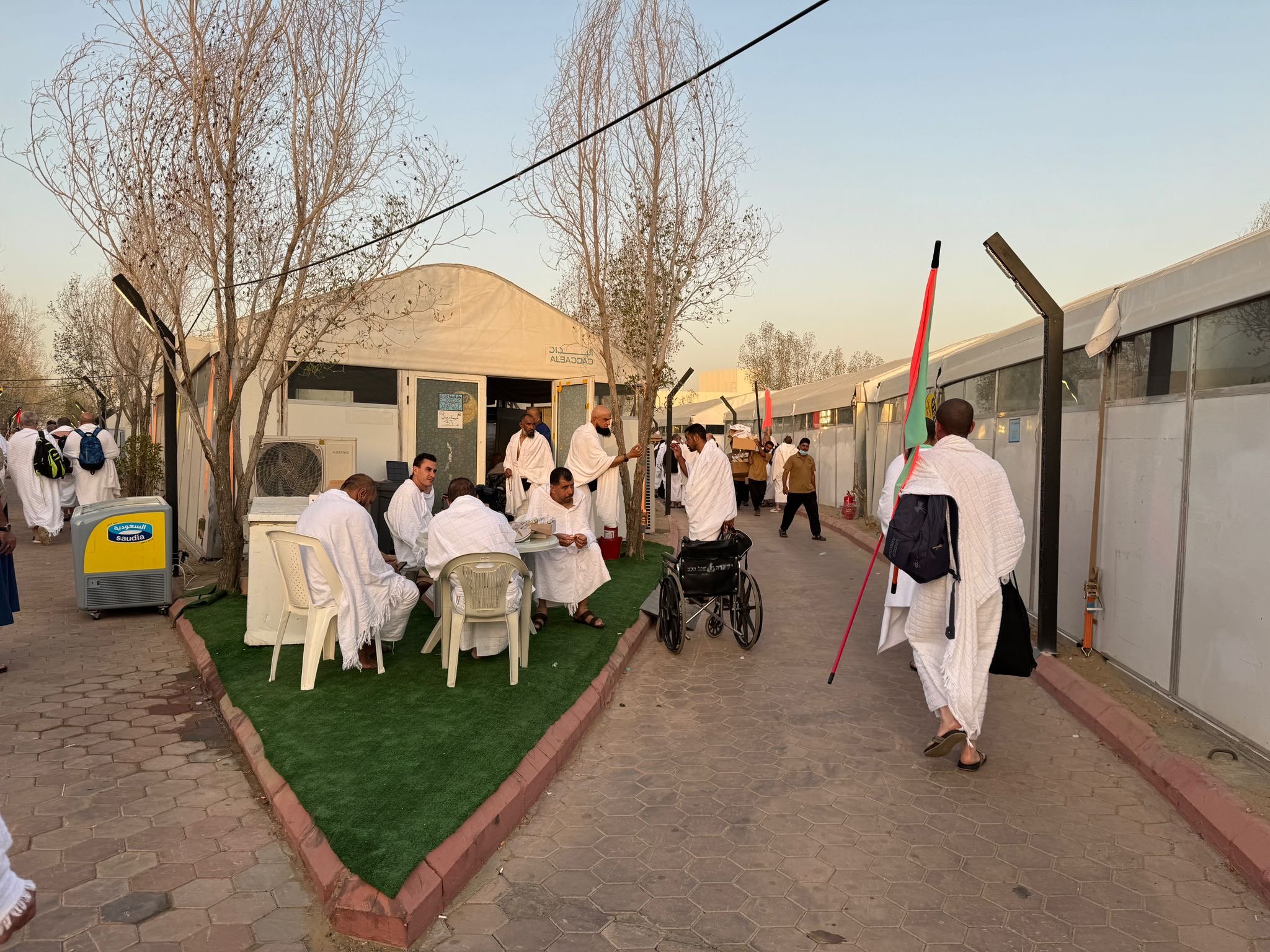 "لبيك اللهم لبيك": الحجاج في عرفات يؤدون الركن الأعظم في أقدس لحظات العام - مباشر-3