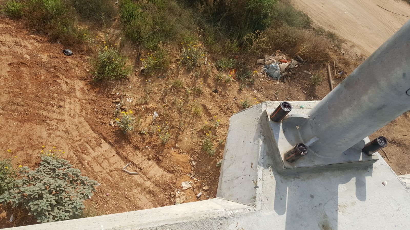 بالصور: شابة تحاول الانتحار قفزًا عن جسر في مركز البلاد-1