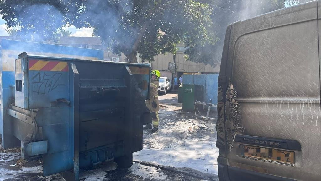 حيفا:إندلاع حريق في سيارات وحاوية لتجميع الكرتون-1