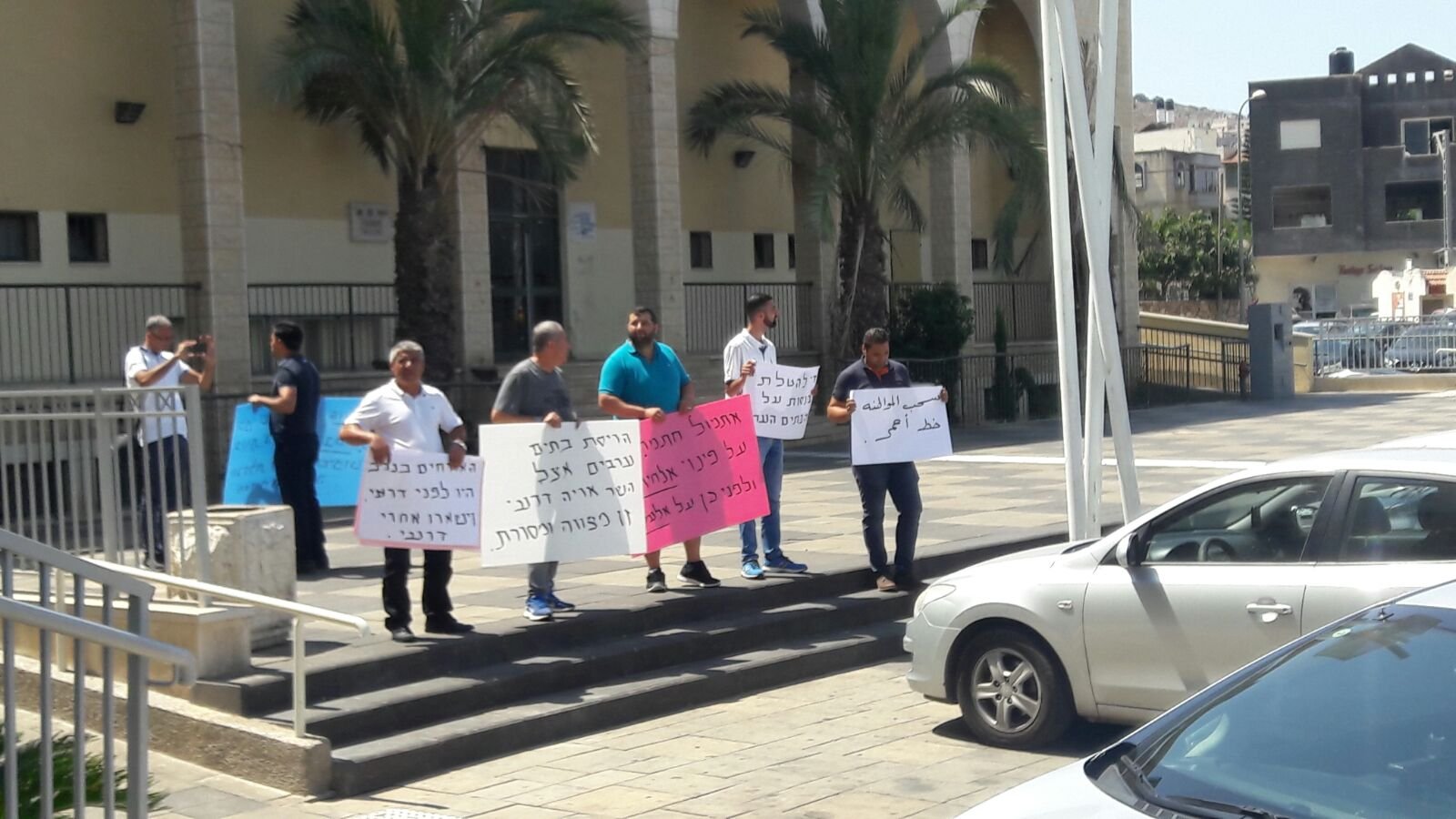 سخنين: ناشطون يرفعون شعارات منددة ضد زيارة درعي امام مبنى البلدية-2