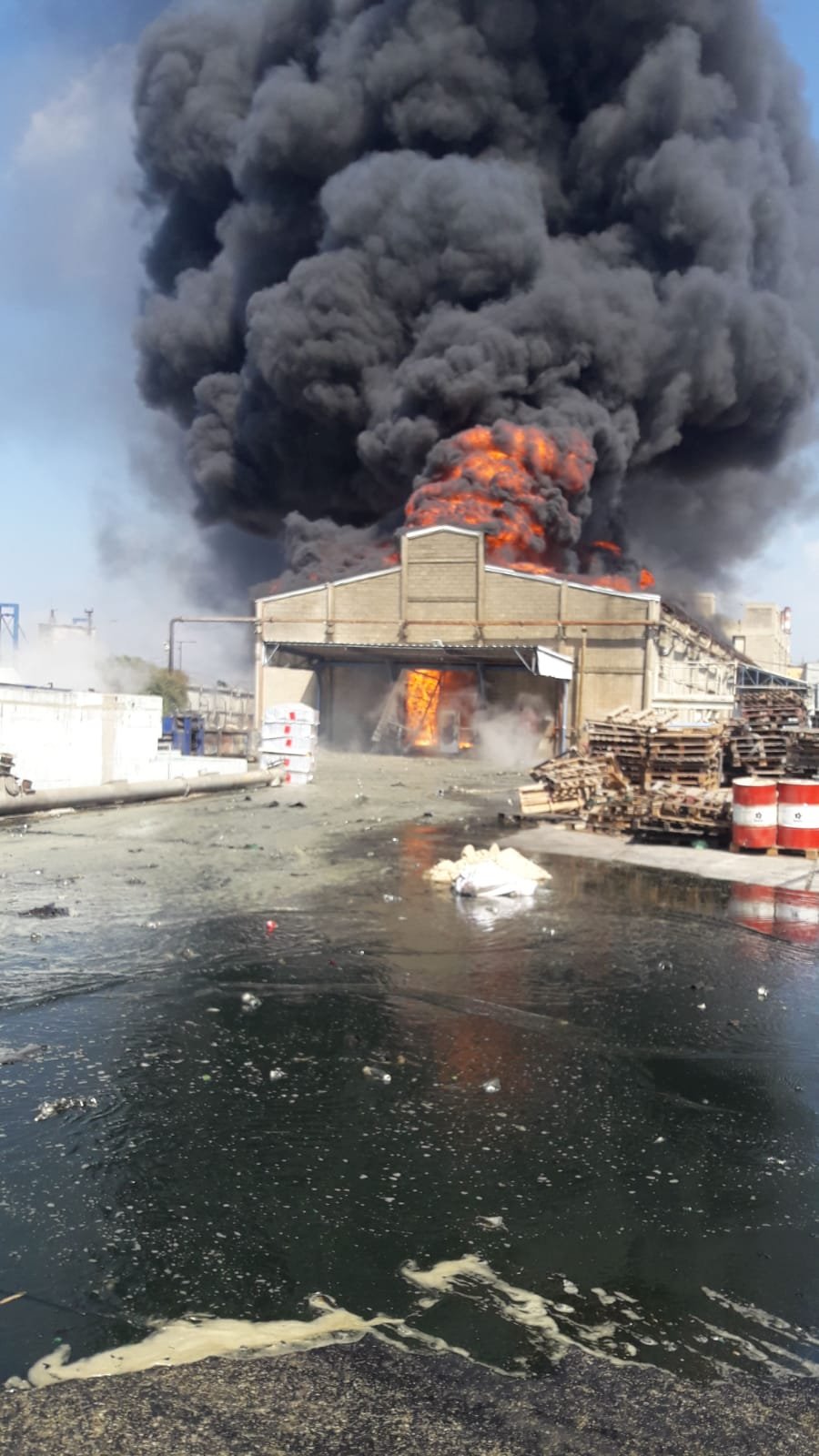 حريق هائل في مخزن للزيوت بميناء حيفا-0