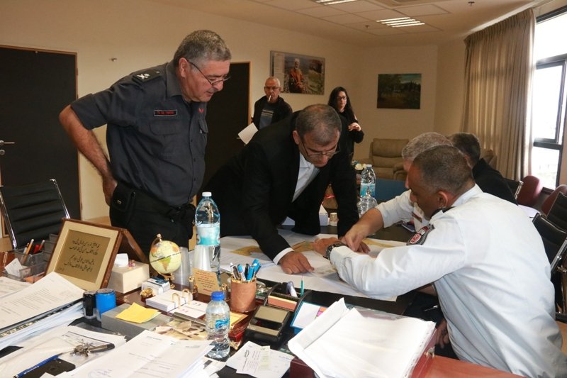 رئيس بلدية عرابة عمر واكد نصار يبادر لجلسة عمل مع سلطة الاطفاء والانقاذ والاتفاق على إقامة محطة إطفاء بعرابة-11