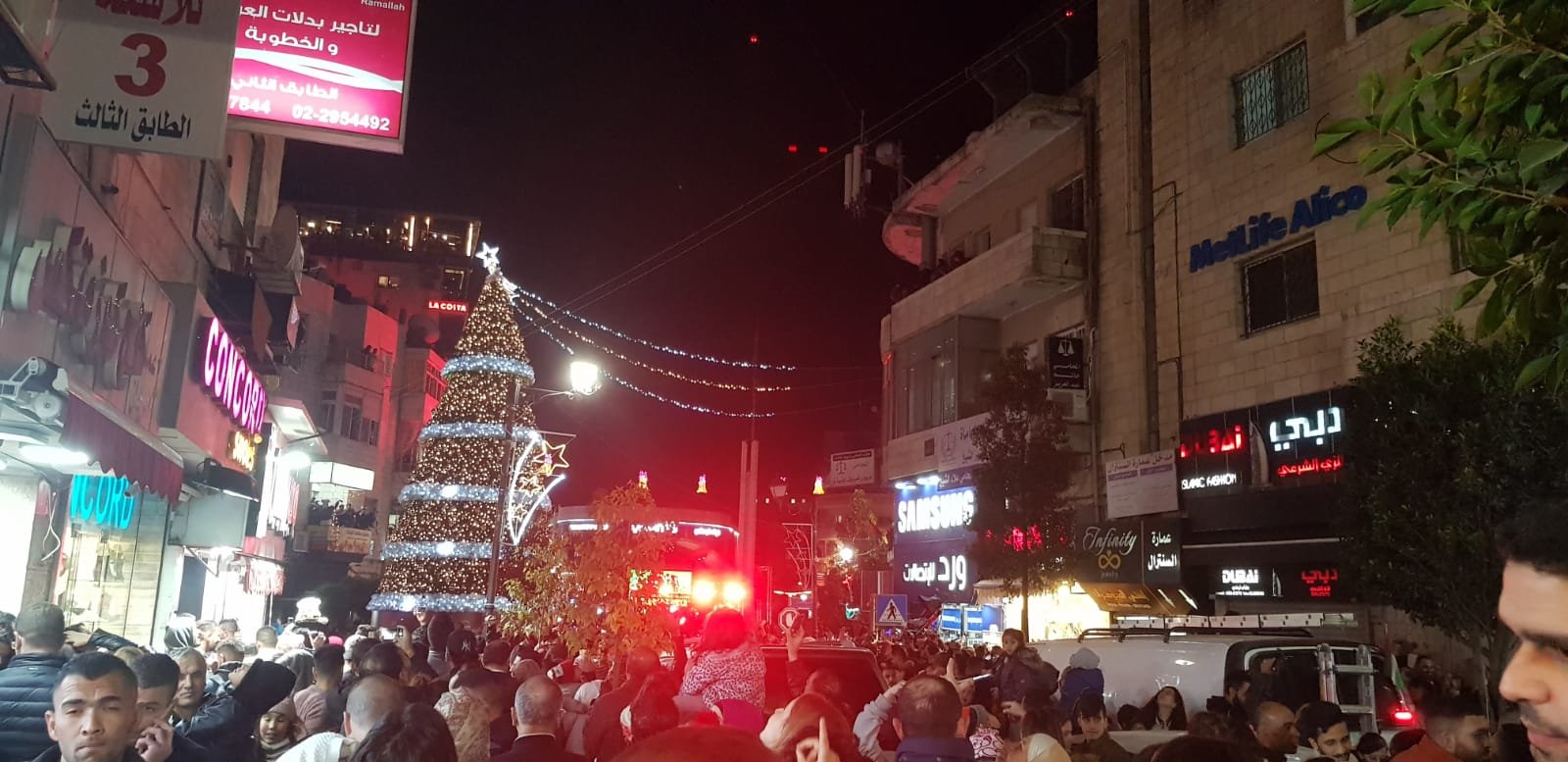 اضاءة شجرة الميلاد على ميدان الشهيد ياسر عرفات برام الله-5