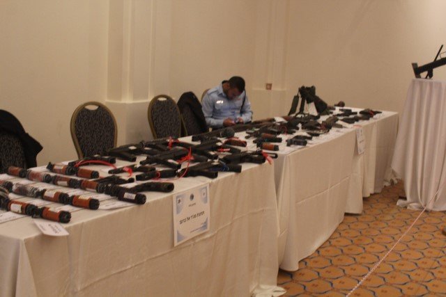 الناصرة: مؤتمر صحفي تستعرض فيه الشرطة مجموعة متنوعة من الأسلحة-3