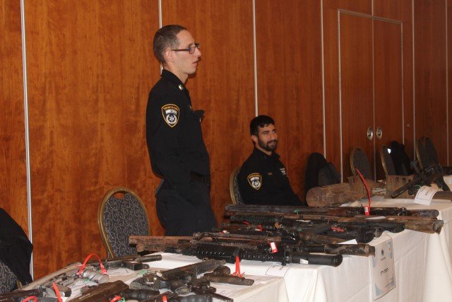الناصرة: مؤتمر صحفي تستعرض فيه الشرطة مجموعة متنوعة من الأسلحة-5
