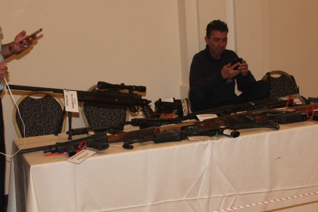 الناصرة: مؤتمر صحفي تستعرض فيه الشرطة مجموعة متنوعة من الأسلحة-8