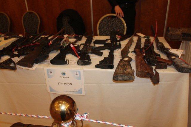 الناصرة: مؤتمر صحفي تستعرض فيه الشرطة مجموعة متنوعة من الأسلحة-9