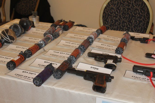 الناصرة: مؤتمر صحفي تستعرض فيه الشرطة مجموعة متنوعة من الأسلحة-10