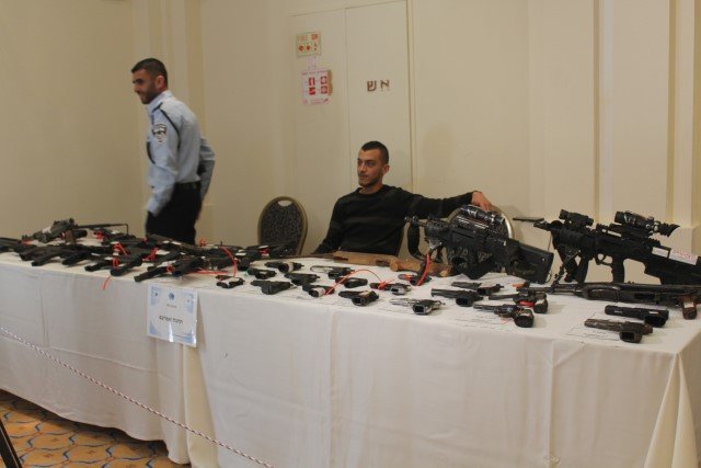 الناصرة: مؤتمر صحفي تستعرض فيه الشرطة مجموعة متنوعة من الأسلحة-15