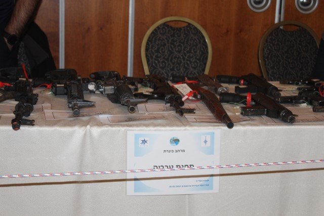 الناصرة: مؤتمر صحفي تستعرض فيه الشرطة مجموعة متنوعة من الأسلحة-16