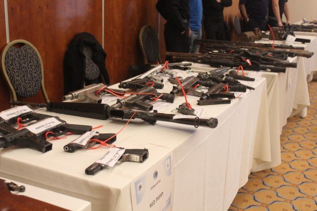 الناصرة: مؤتمر صحفي تستعرض فيه الشرطة مجموعة متنوعة من الأسلحة-22