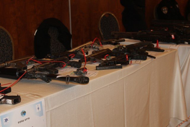 الناصرة: مؤتمر صحفي تستعرض فيه الشرطة مجموعة متنوعة من الأسلحة-24