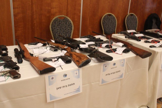 الناصرة: مؤتمر صحفي تستعرض فيه الشرطة مجموعة متنوعة من الأسلحة-27